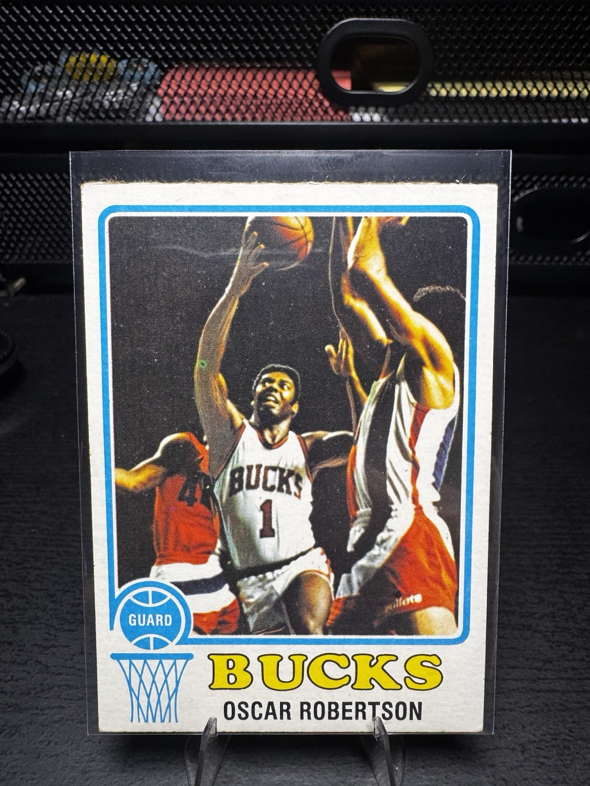 1973-74 Topps – Oscar Robertson #70 WELL CENTERED