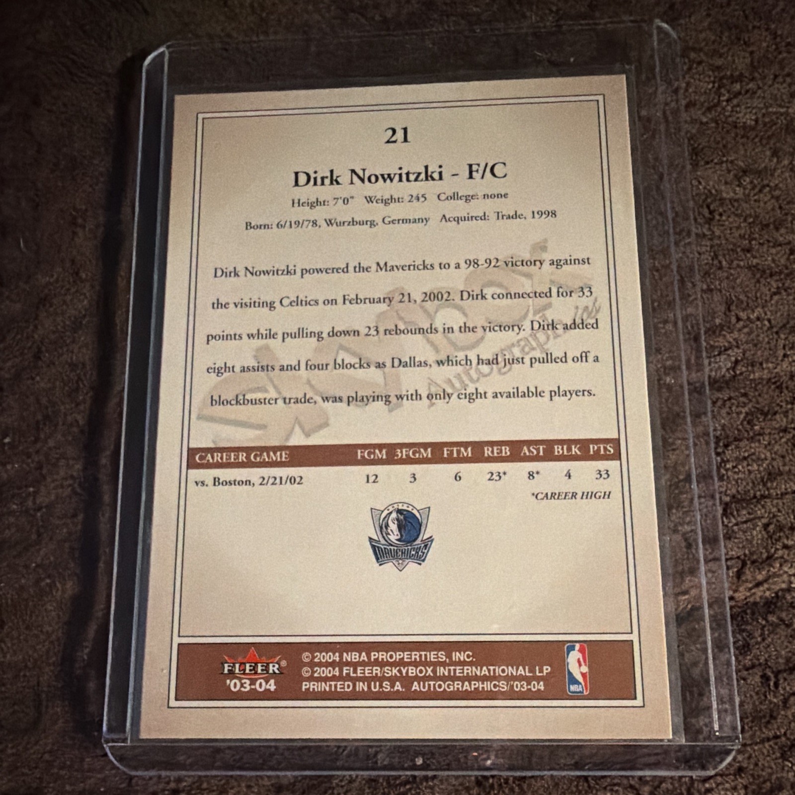 Fleer/SkyBox 2003-04 Skybox Autographics – Dirk Nowitzki #21 Mavericks