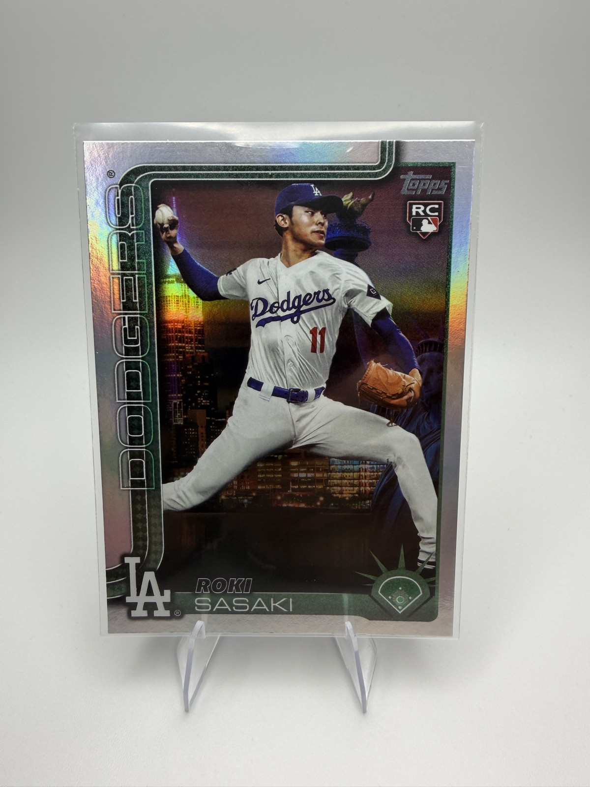 2025 Topps Series 2 – Roki Sasaki #558 Big Apple Rainbow Foilboard (RC)